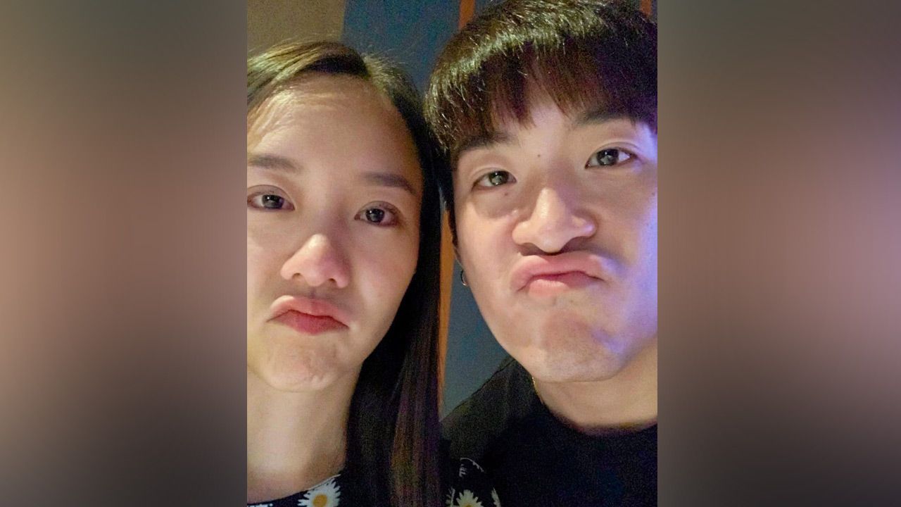 ช่วงนี้กระแสข่าวรักร้างยิ่งดังอยู่ พอเห็น อาเล็ก-ธีรเดช โพสต์ภาพคู่สาว เต้ย-จรินทร์พร ร้องไห้จนตาบวมฉึ่งก็ยิ่งตกใจ!! แต่พออ่านแคปชัน อ๋อ ไปดูหนังดราม่ากันมา แหม ใจหายแว้บ!