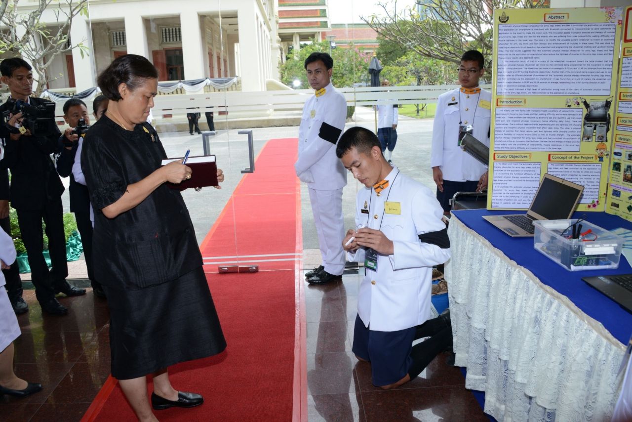 ถวายรายงานหน้าพระพักตร์ สมเด็จพระกนิษฐาธิราชเจ้า กรมสมเด็จพระเทพรัตนราชสุดาฯ สยามบรมราชกุมารี  เมื่อปี 60 ก่อนไปคว้ารางวัลเหรียญทองที่จีน ปี 61 