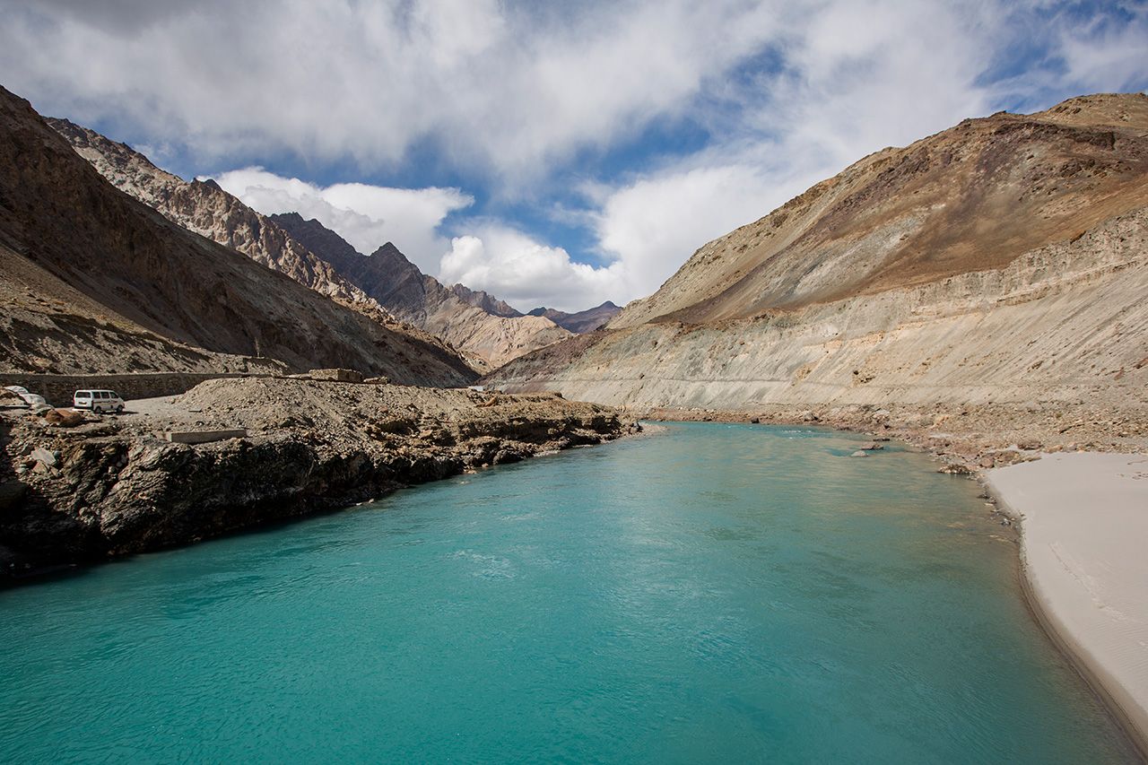 Zanskar River ในประเทศอินเดีย ในฤดูหนาว แม่น้ำจะกลายเป็นน้ำแข็ง เพื่อให้นักเดินทางทั้งหลายได้มาเดินทางไกลเพื่อสร้างประสบการณ์การเดินทางที่น่าจดจำไม่แพ้เทือกเขาหิมาลัย