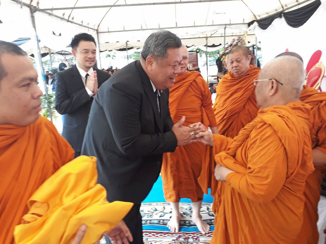 ว่าที่ ร.ต.สมทรง สรรพโกศลกุล นายกเทศมนตรีนครพระนครศรีอยุธยา นมัสการขอพรพระสงฆ์พร้อมสอบถามปัญหาเพื่อให้การช่วยเหลือ.