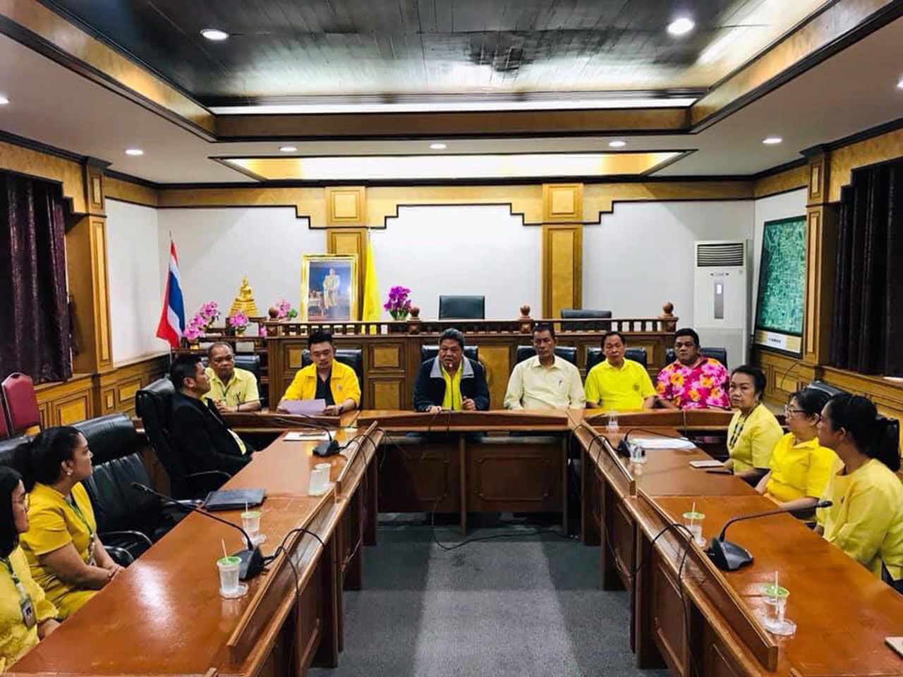 ร่วมประชุมกับผู้บริหารเทศบาลอย่างใกล้ชิด เพื่อรับทราบปัญหาและแนวทางการช่วยเหลือประชาชน.