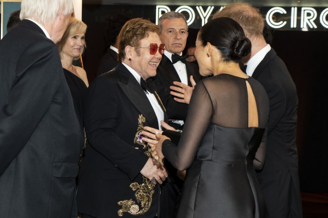 เจ้าชายแฮร์รี่และเมแกน ทักทายพูดคุยกับเอลตัน จอห์น