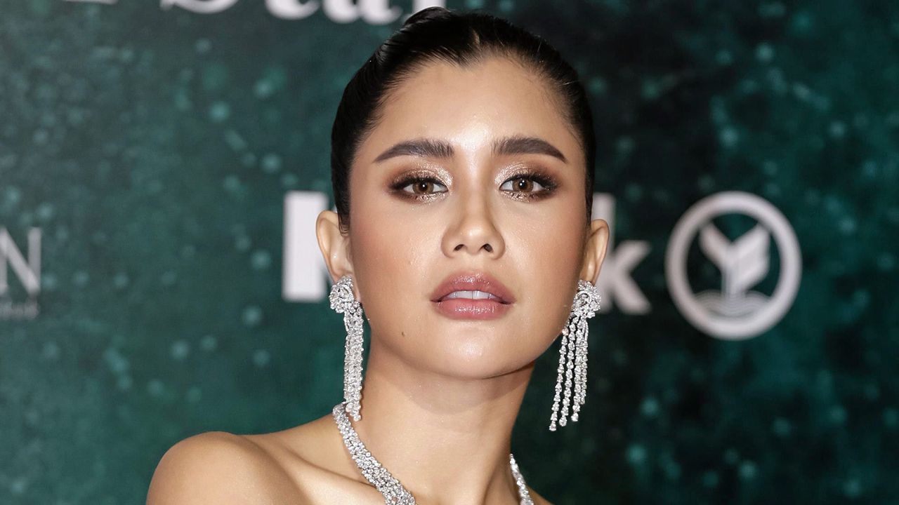 ชัดเจนแล้วว่า แพทริเซีย กับ พีช-พชร “รักล่ม” แต่ประเด็นเพิ่มคือ ปู-ไปรยา ไปกดไลค์ให้กับคอมเมนต์ที่ว่า แพทริเซียแก่แดด อู้ย...ย คงมือลั่น!