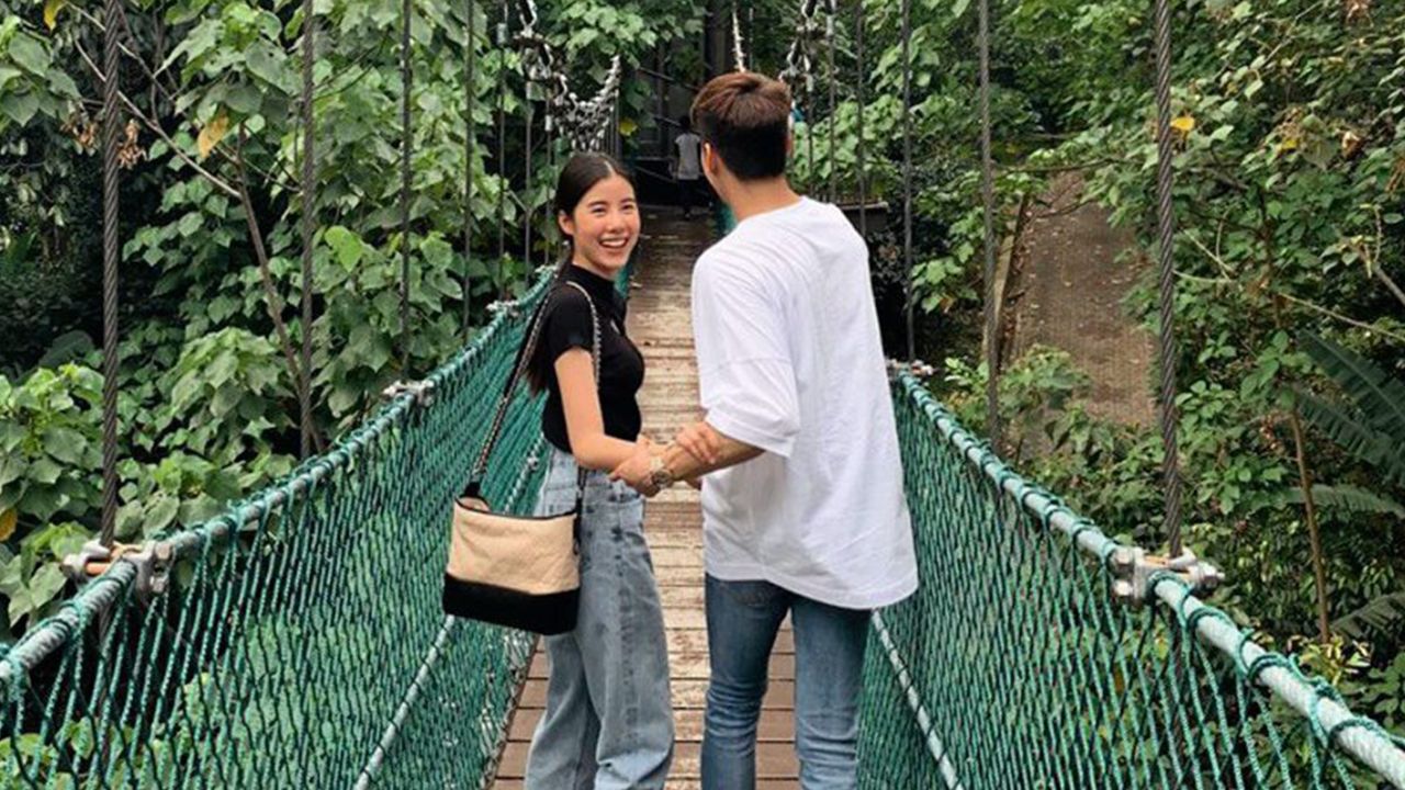 ถึงเวลาอวดหวาน เคน-ภูภูมิ ก็หวานนะ ไปเที่ยวสะพานแขวน เดินเกาะ เอสเธอร์ แค่มีข้ออ้าง “เป็นคนกลัวความสูง ขอเกาะหน่อย” มุกอ้อนสาว ใช้ได้นะนี่ (อิอิ)