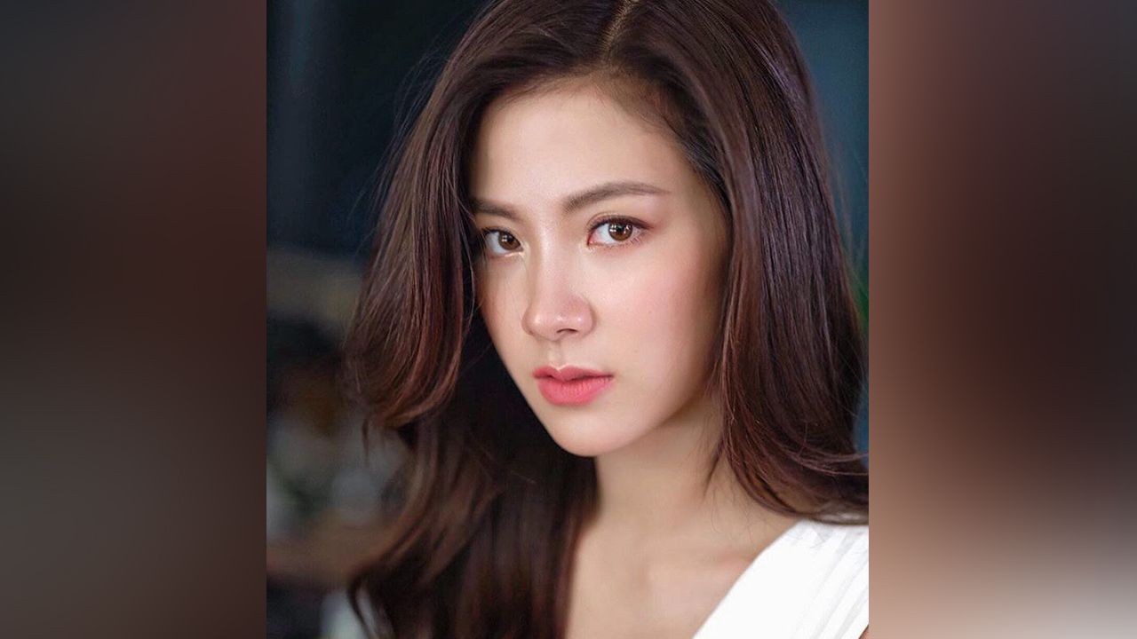 เจ๋งไปอีกขั้นตอน “นิรา” ถูกเปิดเผย ใบเฟิร์น-พิมพ์ชนก แสดงโคตรเทพ มือสั่น สาดกาแฟ ดิ้นร้องไห้ ปาดคอฆ่าตัวตาย โซเชียลสะเทือนติดเทรนทวิตเตอร์อันดับ 2 ของโลก.