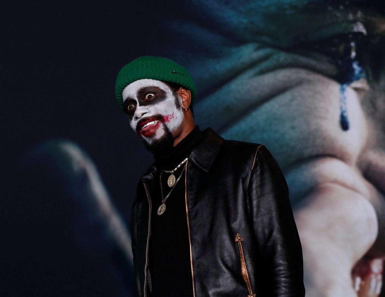 สะพรึงอยู่นะ หนุ่มแน่นตั้งใจแต่งเป็นโจ๊กเกอร์ ในงานเปิดตัวรอบแรกของโลกที่ลอสแองเจลีส แคลิฟอร์เนีย สหรัฐอเมริกา 