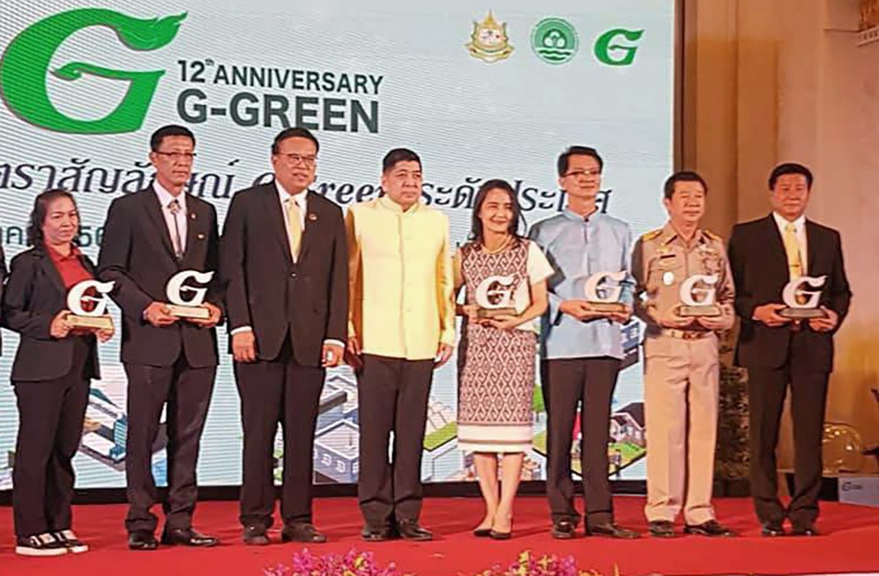 นายชนินทร์ รับมอบโล่ระดับเงิน (ดีมาก) รางวัล G-GREEN ระดับประเทศ จากกรมส่งเสริมคุณภาพสิ่งแวดล้อม