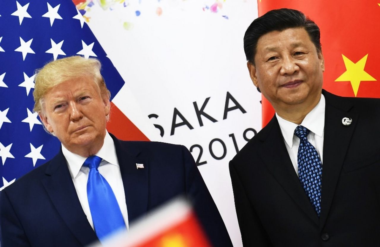 ประธานาธิบดีโดนัลด์ ทรัมป์ แห่งสหรัฐฯและประธานาธิบดีสี จิ้นผิง ของจีน ร่วมประชุมทวิภาคี ระหว่างการมาประชุมสุดยอด G-20  ที่นครโอซากา  ประเทศญี่ปุ่น เมื่อ มิ.ย.62