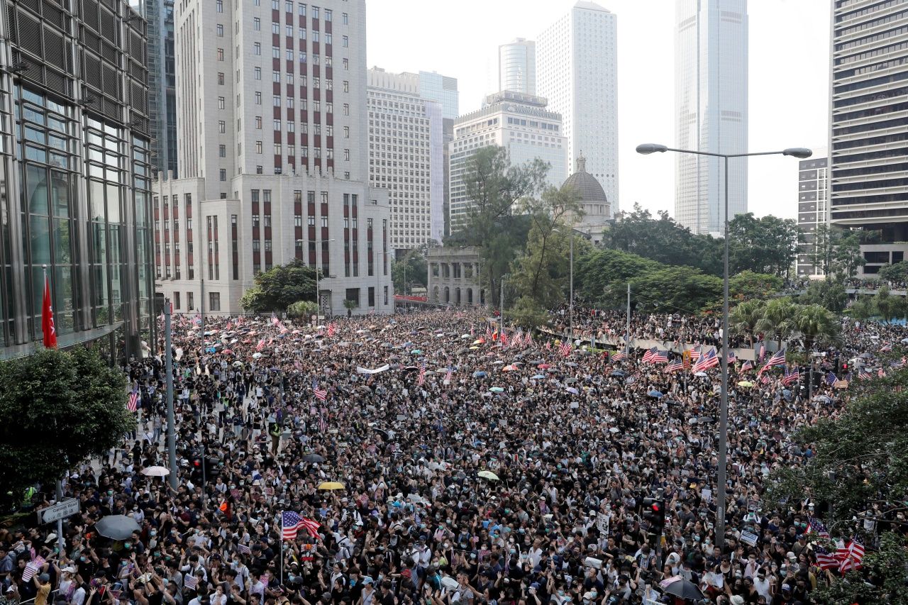 ผู้ชุมนุมจำนวนมากรวมตัวกันที่หน้าสถานกงสุลสหรัฐฯ