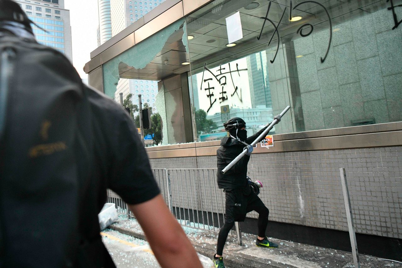 ผู้ชุมนุมทุบทำลายกระจกบริเวณทางเข้าสถานีรถไฟใต้ดิน