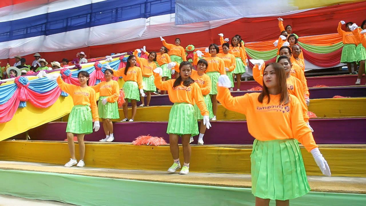 บรรดาหญิงสาวจากพื้นที่ต่างๆที่เข้าประกวดกองเชียร์ในงานแข่งขันเรือยาวต่างเชียร์กันสุดฤทธิ์สุดเดช สร้างบรรยากาศให้คึกคัก.