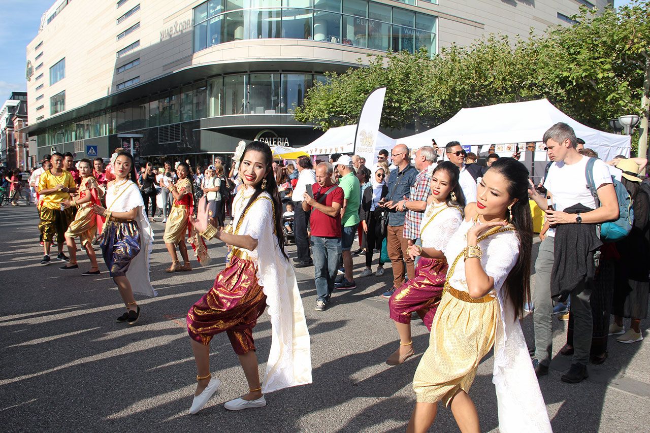 สาวไทยฟ้อนรำอย่างสวยงามในพิธีเปิดงาน Thai Market Square ณ ลานกลางเมือง บริเวณ Hauptwache นครแฟรงก์เฟิร์ต.