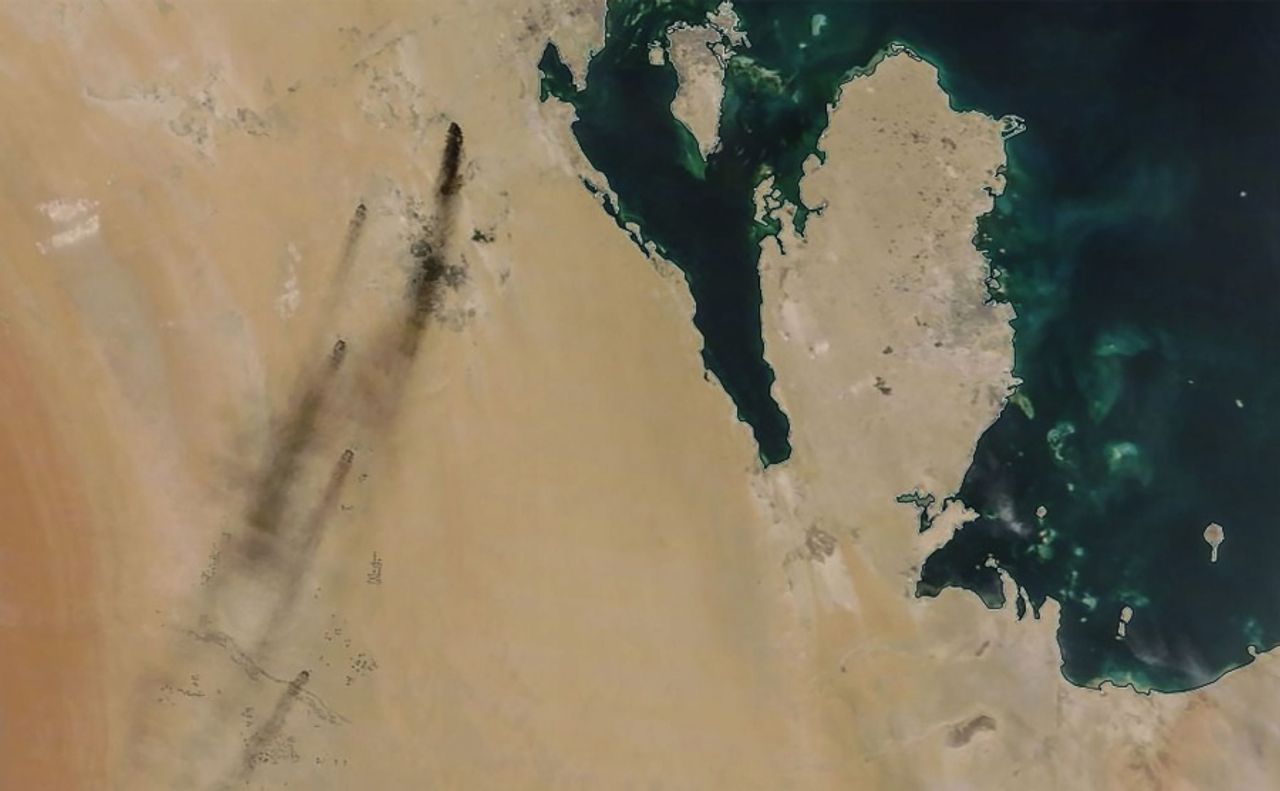 ภาพถ่ายดาวเทียมโดยนาซา แสดงให้เห็นบริเวณที่เกิดไฟไหม้ หลังโรงกลั่นน้ำมันของบริษัท อารัมโก โดนโจมตีเมื่อ 14 ก.ย. 62 