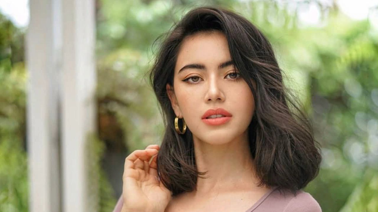 เปิดร้านกาแฟก็แล้ว ขายแผ่นน้ำหอมก็แล้ว แต่ยังกลัวรวยน้อยไป ใหม่-ดาวิกา หันมาทำเสื้อผ้าขายออนไลน์ในแบรนด์ Davi by Davikah อีก...เงินไม่มีใครรังเกียจอยู่แล้ว คริๆ.