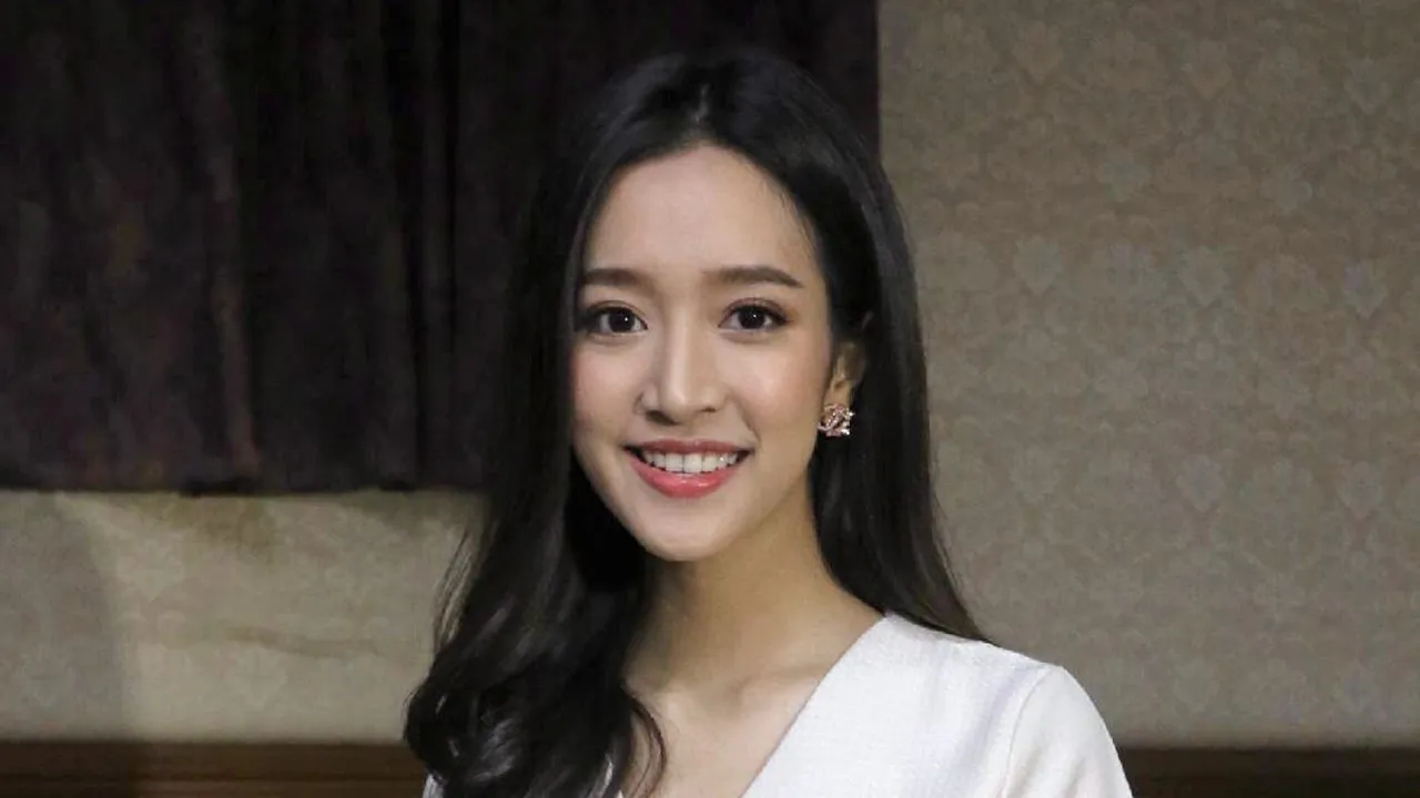 หลังจาก ชิงชิง หงายเงิบเมื่อ เบลล่า ออกมาสวนว่าไม่เคยไปเที่ยวด้วยกัน นัท-อติรุจ ก็ออกมาช่วยพูดว่าน้องพูดผิดเพราะตื่นเต้น แม้แต่ล่าสุด พี่เวียร์ ก็หงายการ์ดเดียวกันช่วยน้อง.