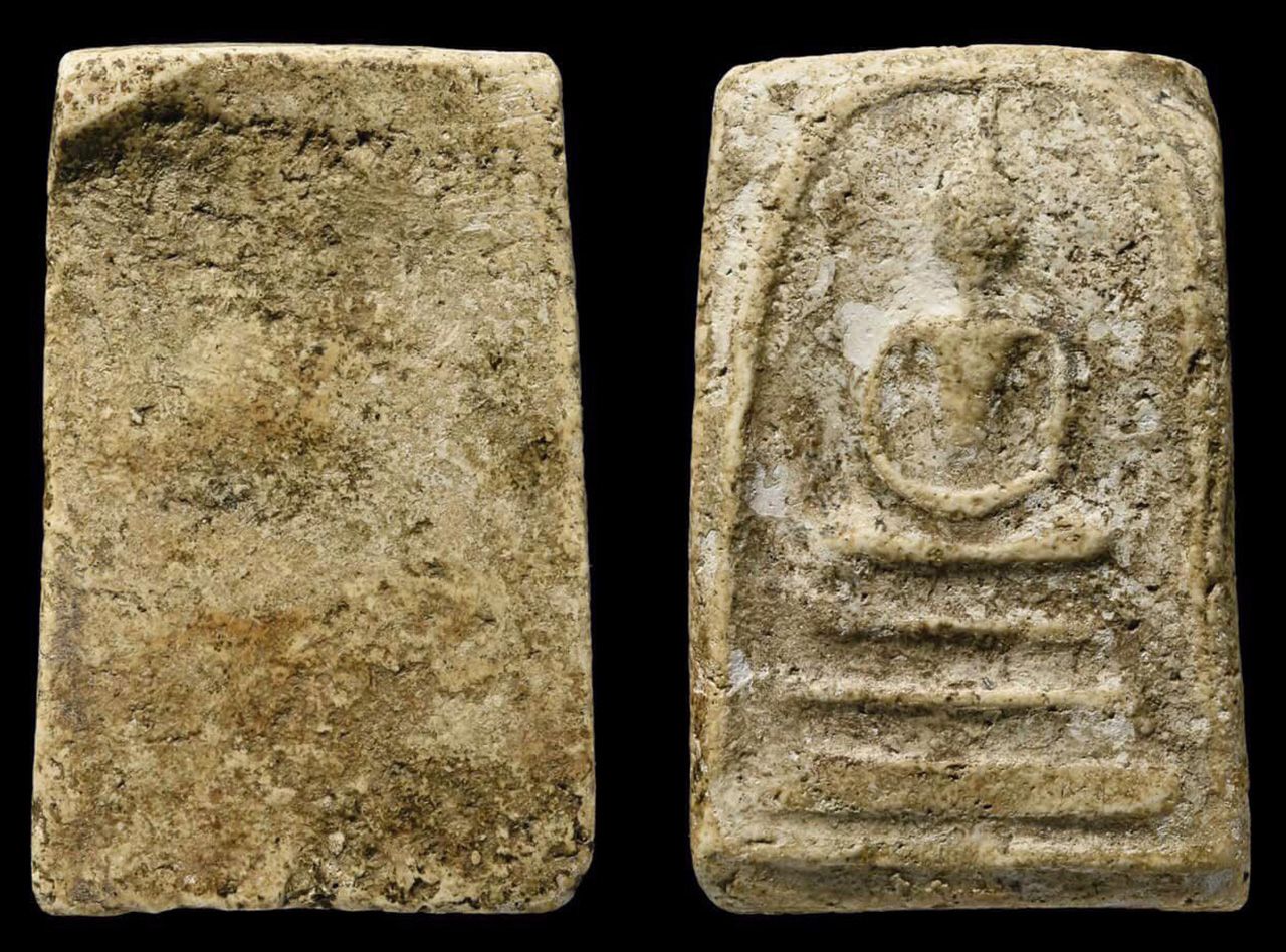 พระสมเด็จบางขุนพรหม พิมพ์เส้นด้าย วัดใหม่อมตรส ของ นิธิ นิติปัญญาวงศ์.