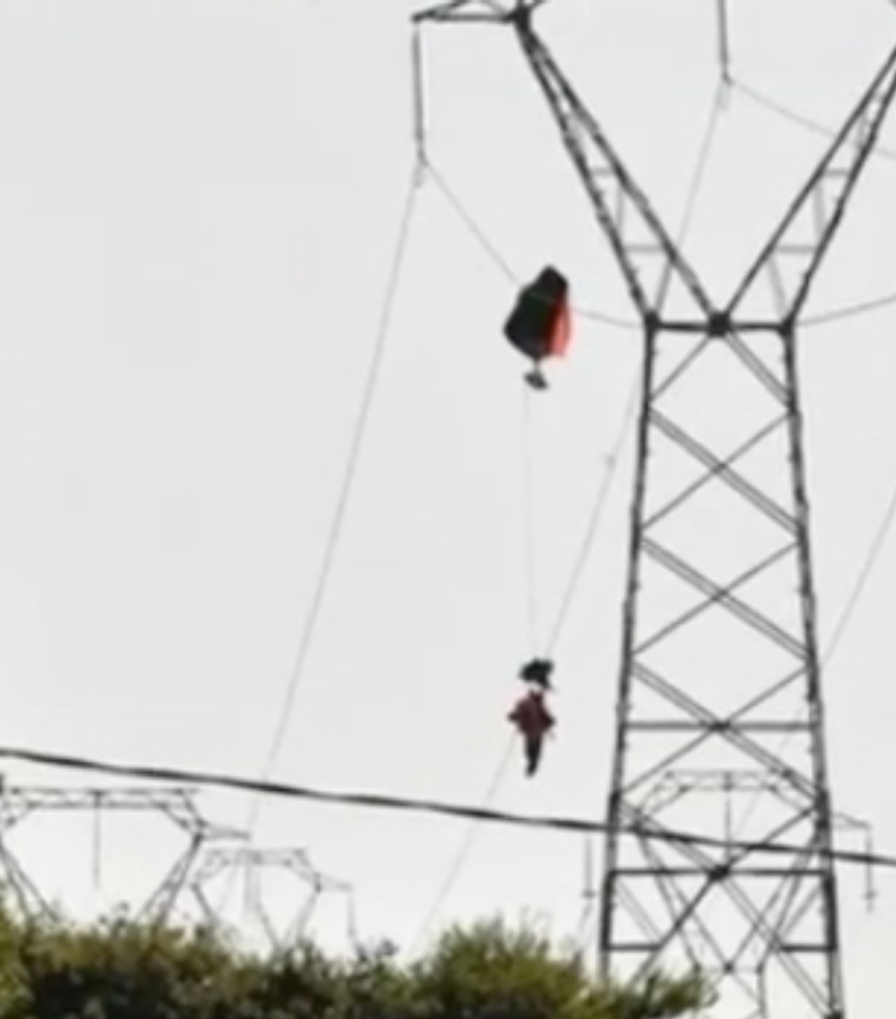 นักบินเบลเยียมนายหนึ่ง ร่มชูชีพเกี่ยวสายไฟฟ้าแรงสูง หลังดีดตัวออกมาจาก F-16ได้ทัน ก่อนเครื่องบินโหม่งโลกที่ฝรั่งเศส