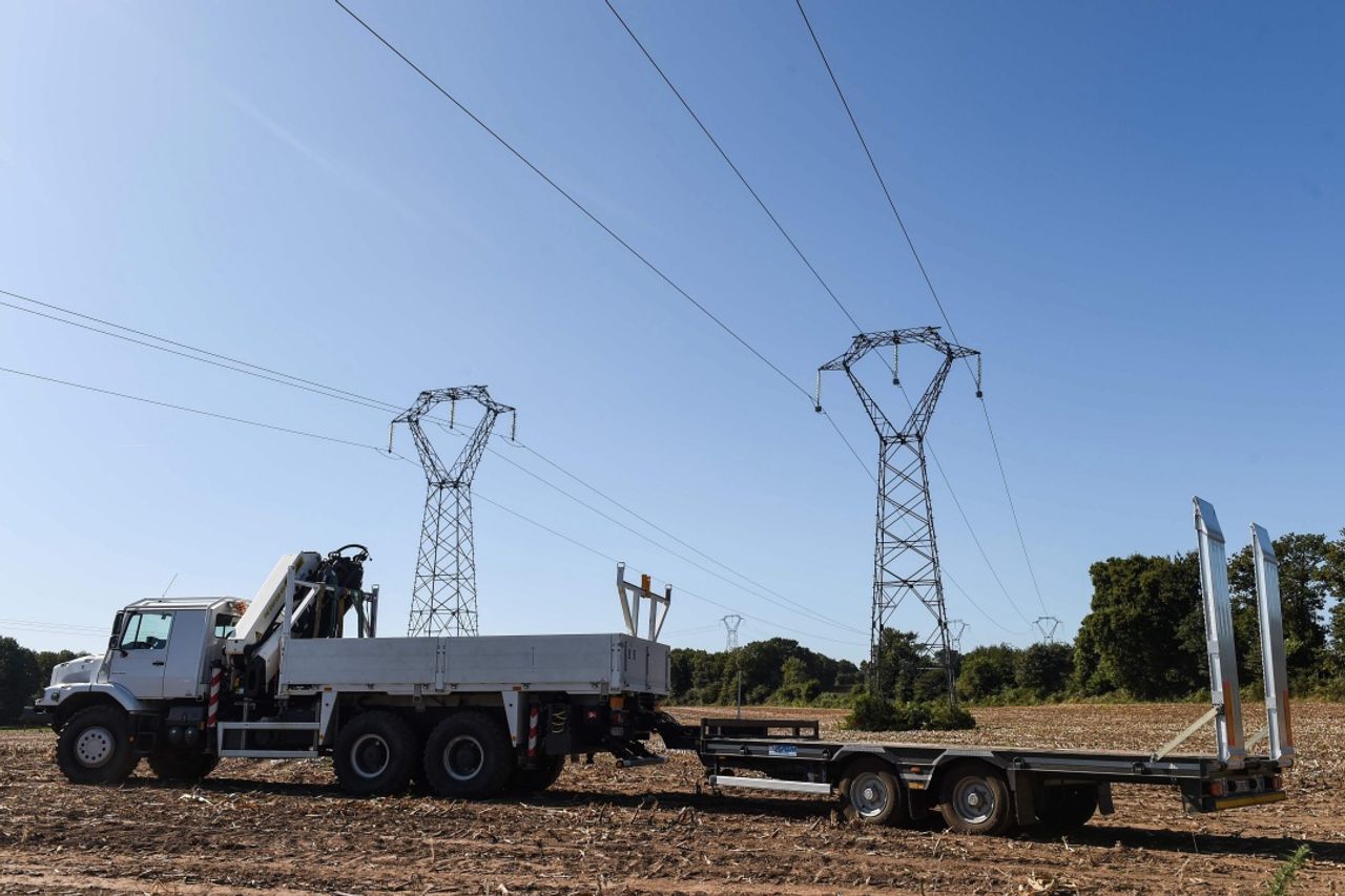 ทางการฝรั่งเศสใช้รถเครนมาช่วยนำนักบินลงมาขณะร่มชูชีพเกี่ยวสายไฟฟ้าแรงสูงอย่างน่าหวาดเสียว