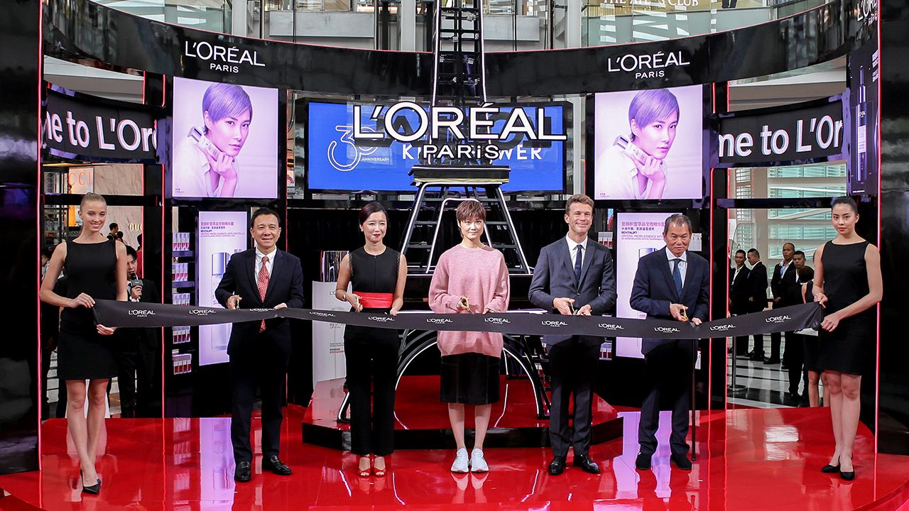 แห่งใหม่ ลอรีอัล ปารีส ร่วมฉลองการก้าวสู่ปีที่ 30 คิง เพาเวอร์ เปิดตัว L’Oréal Paris Pop–Up Store แห่งใหม่ พร้อม แนะนำชุดผลิตภัณฑ์เอกสิทธิ์เฉพาะนักเดินทาง รีไวทัลลิฟท์ เอสเซนส์ วอเทอร์ ดูโอ เซ็ท และยูธ โค้ด สกิน แอคติเวติ้ง เฟอร์เมนต์ พรี-เอสเซนส์ ดูโอ เซ็ท โดยมี อันทาเรส เชง และ โอลิวิเย่ร์ เทสส์เลอร์ พร้อม คริส ลี นักร้องดังจากจีน ร่วมงาน ที่คิง เพาเวอร์ รางน้ำ.