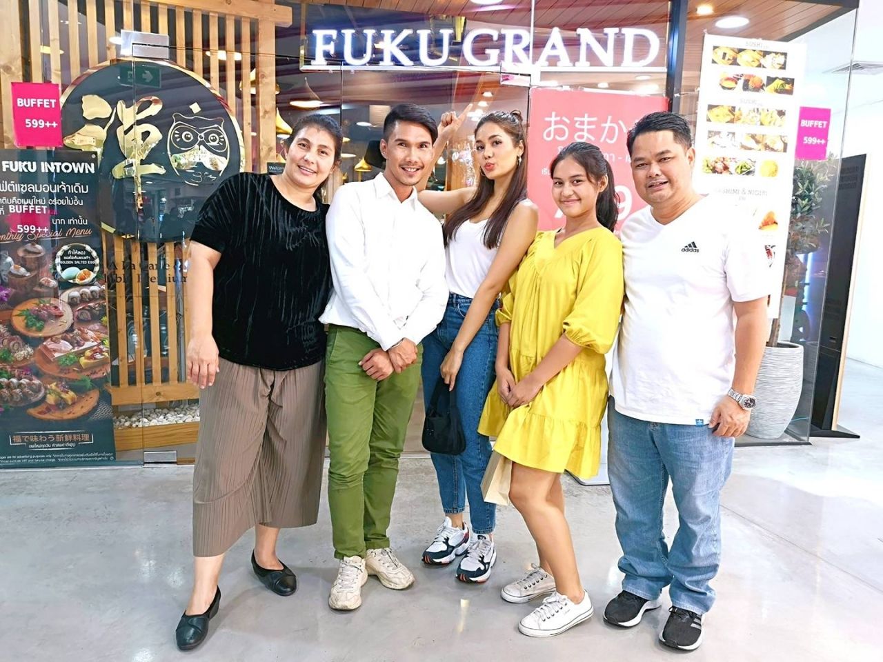 น้ำตาลไปกินจริง แต่ควงพ่อแม่ไปกินนะ ที่ร้านอาหารญี่ปุ่นชื่อดัง แถวสยามสแควร์ รู้ยังๆ 