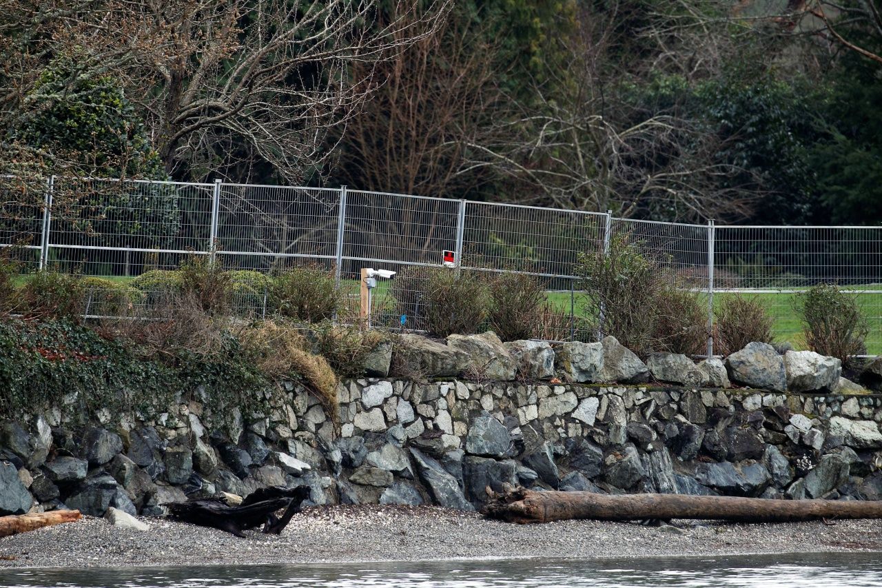 บริเวณบ้านที่เจ้าชายแฮร์รี่และเมแกน มาพักที่แวนคูเวอร์ ไอส์แลนด์ เต็มไปด้วยต้นไม้เขียวครึ้มดูร่มรื่นอย่างมาก