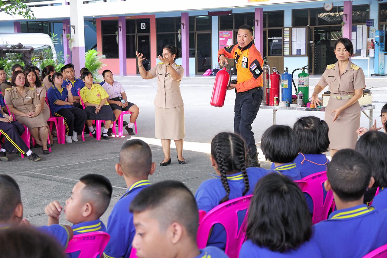 ครูและนักเรียนให้ความสนใจฟังการสาธิตการใช้อุปกรณ์ดับเพลิงต่างๆ จากเจ้าหน้าที่หน่วยดับเพลิงของ บมจ.ซีพี ออลล์ ที่ไปให้การอบรม.