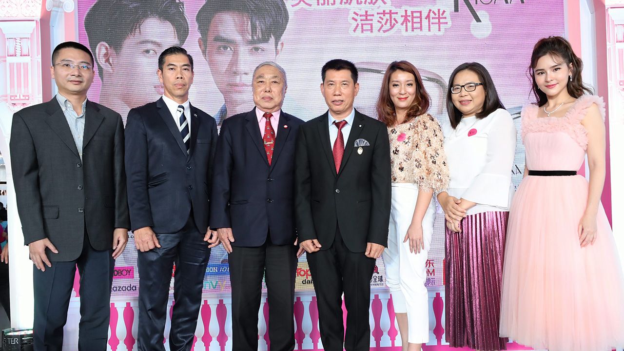 ใช้ดีมาก ทวีชัย เจริญบัณฑิต จัดงานเปิดตัว “คิซ่า” ผลิตภัณฑ์สกินแคร์ใหม่ล่าสุดสารสกัดจากธรรมชาติ พร้อมแนะนำพรีเซนเตอร์ สุชาร์ มานะยิ่ง โดยมี วัฒนา ดำรงทรัพย์ไพศาล, ชูยศ โชคท่าพระ และ รัชฎา องค์ปรีชา มาร่วมงานด้วย ที่คิง เพาเวอร์ ศรีวารี คอมเพล็กซ์ วันก่อน.