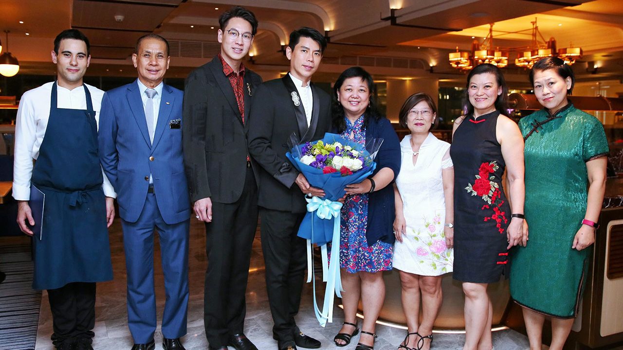 แฮปปี้เบิร์ธเดย์ วสวัตติ์ วัฒนาศิริสมบัติ และ นพ.ปรัชญ์ พึ่งเจษฎา จัดงานเลี้ยงฉลองครบรอบวันเกิดให้แก่ ซูซานน่า ลู โดยมี กฤษณ์ สุบรรณรัตน์, เชฟนิโคลัส วิลเลี่ยม แกนนาเวย์, ชาลอน ลี และ คาแมน พุก มาร่วมอวยพรด้วย ที่โรงแรมแมนดาริน โอเรียนเต็ล วันก่อน.