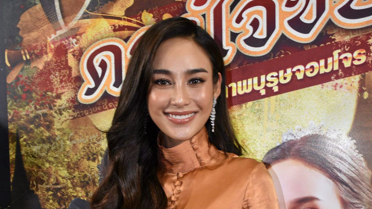 หลายคนก็เป็นห่วง นาว-ทิสานาฏ เล่นละคร “แม่เบี้ย” จะมีปัญหากับ พี่นิว-วงศกร เพราะเรื่องนี้มีเลิฟซีนแซ่บๆเยอะ แต่นางกลับบอก “อ๋อ บอก พี่นิวแล้วว่าจะเอาคืน”... ผู้หญิงแค้นนี่น่ากลัวแฮะ!