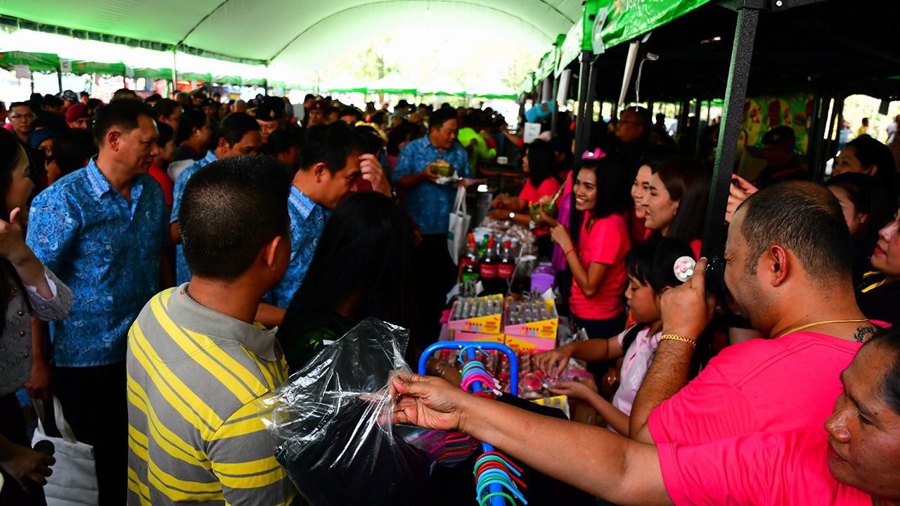 บรรยากาศภายใน “ตลาดประชารัฐศุลกากรเพื่อชุมชน” มีประชาชนที่ทราบข่าวไปเลือกสินค้ากันอย่างคักคึกตลอดทั้งวัน.