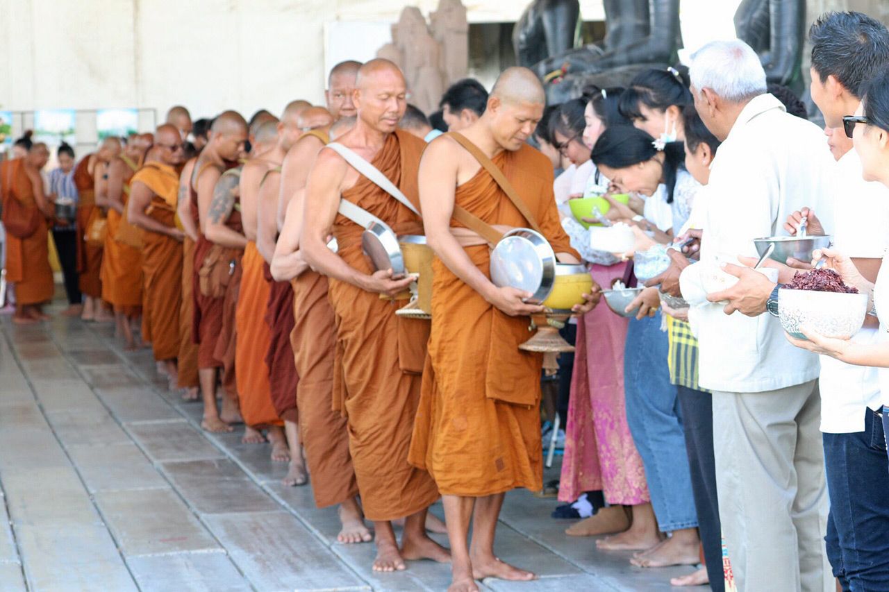 ชาวไทยได้มีโอกาสใส่บาตรแรกแก่คณะพระธุดงค์ ที่เริ่มปฏิบัติธรรม ณ วัดสุวรรณภูมิพุทธชยันตี ก่อนคณะพระธุดงค์ออกเดินทางไปยังแผ่นดินพุทธภูมิ.