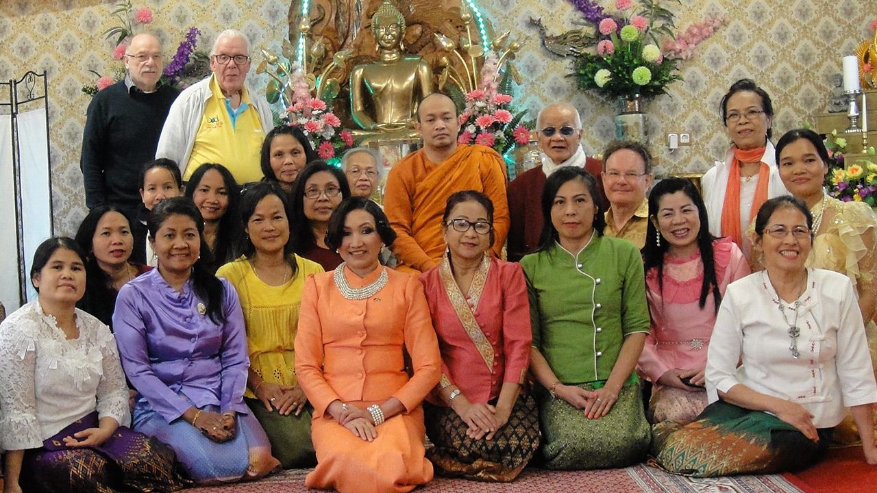 สร้างกุศล - มาลี โรสเซ เป็นประธานในพิธีทอดผ้าป่าสามัคคี เพื่อนำปัจจัยบำรุงวัด โดยมี ลุงแกละ-วีระพจน์ พจนเสนี มัคนายกร่วมด้วย ที่วัดป่าหลวงตามหาบัว ญาณสัมปันโน เมืองคีล เยอรมนี วันก่อน.