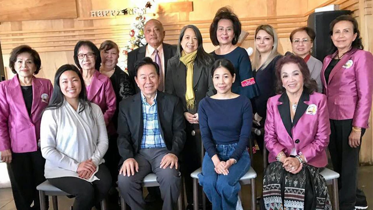 เตรียมงาน - ศรีวงศ์ อาญาสิทธิ์ จัดประชุมกรรมการจัดงาน “ไทยนิวเยียร์ : สงกรานต์เฟสติวัล” ครั้งที่ 15 มี สมใจนึก เองตระกูล ประธาน กก.บมจ.ทิพยประกันภัย ที่ปรึกษา เข้าร่วมด้วย ที่ร้านข้าวต้มฮอลลีวูด แอลเอ.
