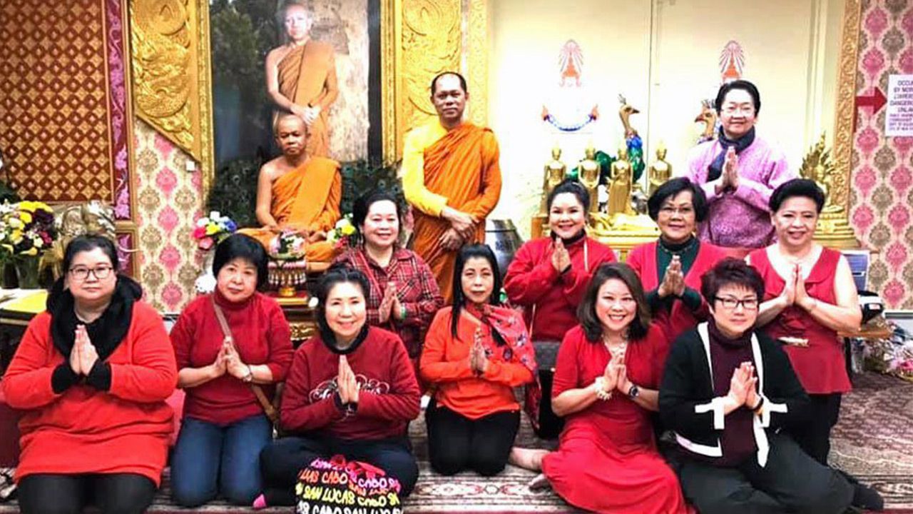 นมัสการ - อาภาพร นครสวรรค์ นักร้องนักแสดง ไปนมัสการ พระครูวิทูรย์ธรรมประกาศ (พระครูถวิล) เจ้าอาวาสวัดพุทธไทยถาวรวนารามควีนส์ นิวยอร์ก สหรัฐฯ ในโอกาสไปพักผ่อนและฉลองปีใหม่ที่นิวยอร์ก.