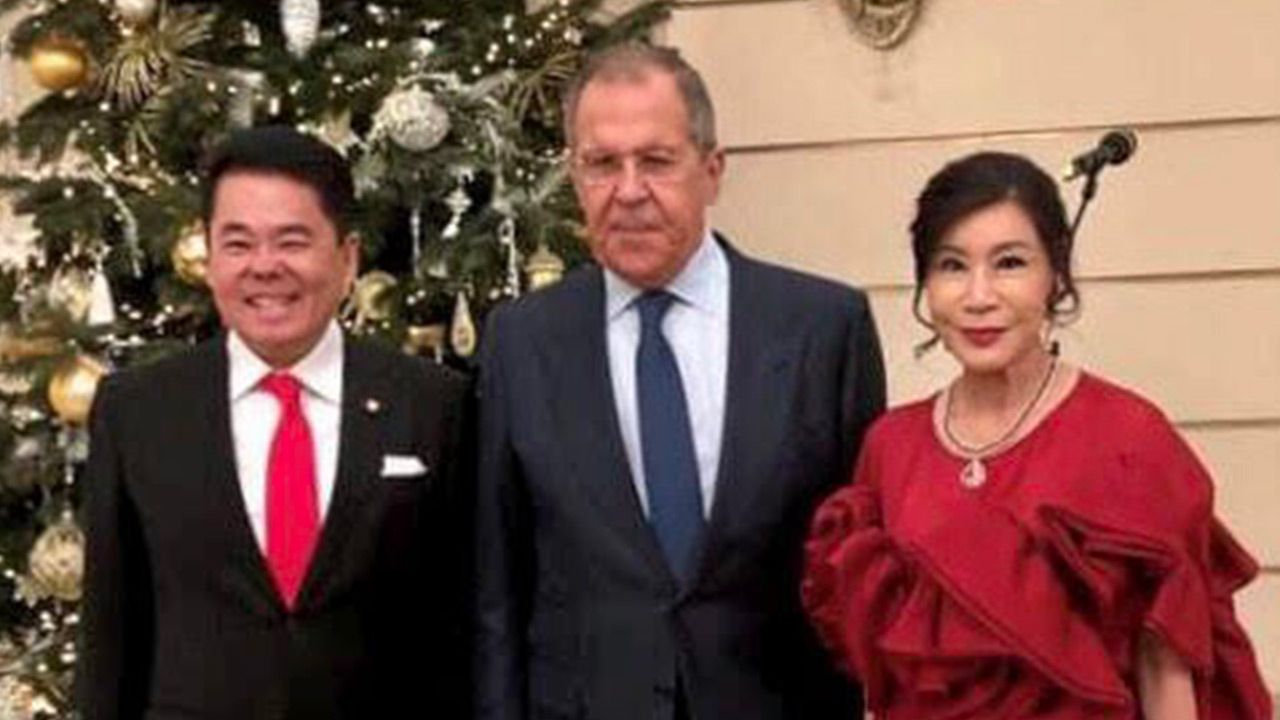 ร่วมงาน - เซอร์เกย์ ลาฟรูฟ รมว.ต่างประเทศรัสเซีย เป็นเจ้าภาพจัดงานเลี้ยงและการแสดงบัลเล่ต์ประจำปี มี ธนาธิป อุปัติศฤงค์ ออท. ณ กรุงมอสโก และ มนต์ทิพย์ ภริยา ไปร่วมด้วย ที่โรงละครบอลชอย.