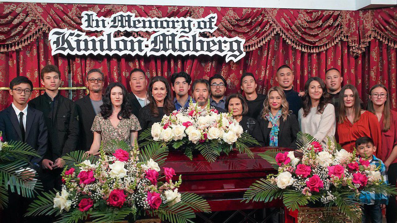 สู่สุคติ - ดาวรรณ นาคหิรัญกนก มารดา ปุ๋ย ภรณ์ทิพย์ อดีตมิสยูนิเวิร์ส จัดพิธีอาบน้ำศพและสวดพระอภิธรรมให้แก่ กิมลอน โมเบิร์ก น้องสาว มีญาติมิตรไปร่วมพิธีจำนวนมาก ที่วัดไทยนครลอสแอนเจลิส.