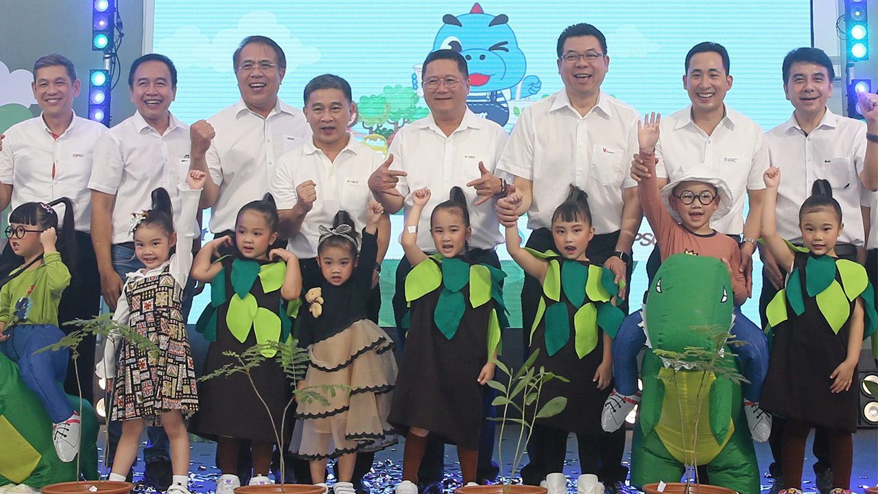 วันเด็ก ชาญศิลป์ ตรีนุชกร กก.ผจก.ใหญ่ บ.ปตท.จัดกิจกรรม “ตะลุยฝันวันเด็ก ประจำปี 2563” ตอน “เด็กรุ่นใหม่ หัวใจสีเขียว” โดยมี อธิคม เติบศิริ, วิรัตน์ เอื้อนฤมิต, นพดล ปิ่นสุภา, ชวลิต ทิพพาวนิช และ สมยศ คงประเวช มาร่วมงานด้วย ที่สำนักงานใหญ่ ปตท. วันก่อน.