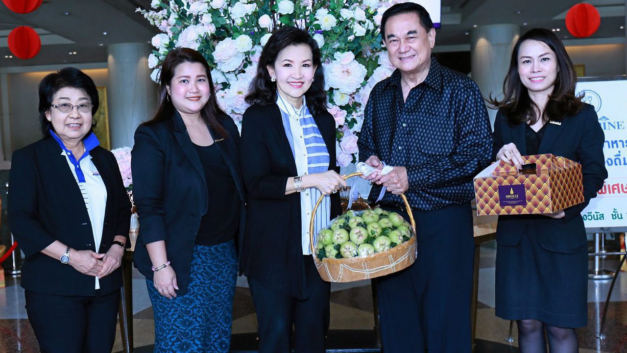 อวยพร ดร.อัศวิน อิงคะกุล มอบกระเช้าผลไม้อวยพรปีใหม่ให้แก่ พญ.นลินี ไพบูลย์ ประธานกรรมการบริษัท กิฟฟารีน สกายไลน์ ยูนิตี้ จำกัด ในงาน GIFFARINE Open House Empowering Your Success โดยมี ดร.นารี สุทธปรีดา มาร่วมงานด้วย ที่โรงแรมมิราเคิล แกรนด์ วันก่อน.
