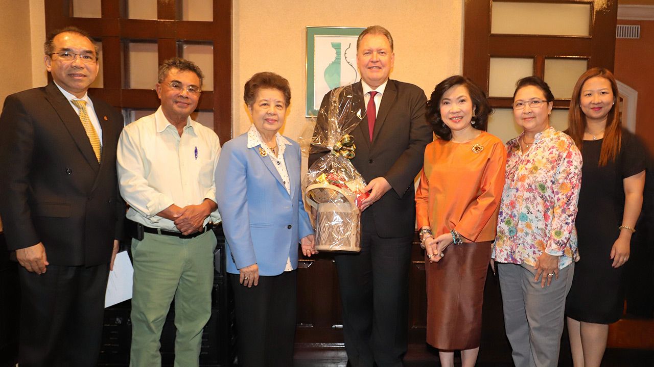 ปีใหม่ สุพัตรา จิราธิวัฒน์ และ เจมส์ โรเบิร์ต วิลสัน มอบกระเช้าสวัสดีปีใหม่ 2563 ให้แก่ ศ.พญ.สมศรี เผ่าสวัสดิ์ นายกแพทยสภาแห่งประเทศไทย โดยมี แคโรไลน์ เฉิน, วุฒิศักดิ์ พิชญกานต์ และ นพ.เอื้อชาติ กาญจนพิทักษ์ มาร่วมงานด้วย ที่ รร.เซ็นทาราแกรนด์ ลาดพร้าว วันก่อน.