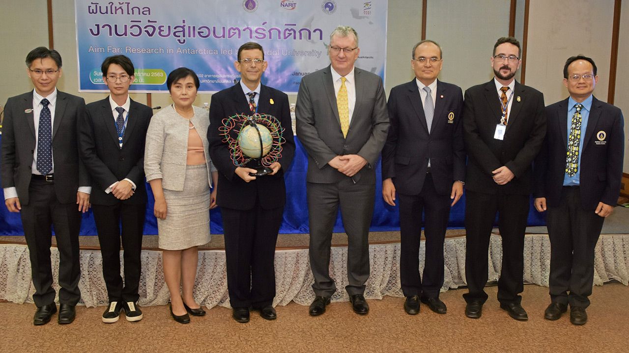 เราทำได้ ศ.ดร.เดวิด จอห์น รูฟโฟโล, ดร.อเลฮานโดร ซาอิส ริเบรา และ ประดิพัทธ์ เหมืองห้า แถลงข่าวโครงการ “ฝันให้ไกล : งานวิจัยสู่แอนตาร์กติกา” โดยมี อัลลัน แมคคินนอน,ศ.ดร.สมปอง คล้ายหนองสรวง และ ศ.นพ.วชิร คชการ มาร่วมแถลงข่าวด้วย ที่ ม.มหิดล วันก่อน.