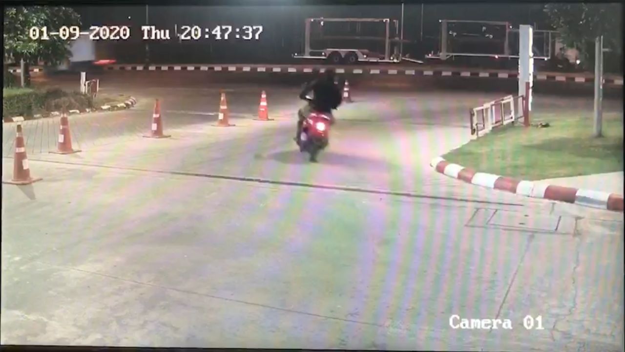 หลังก่อเหตุเสร็จ คนร้ายขับรถหลบหนี