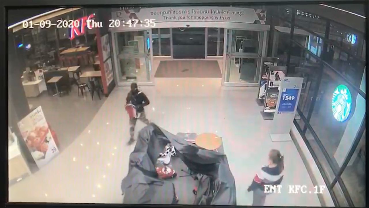 ผู้ที่อยู่ในเหตุการณ์มองคนร้าย เพราะแต่งกายผิดสังเกต และไม่กี่วินาทีหลังจากนั้น คนร้ายได้ลงมือก่อเหตุ