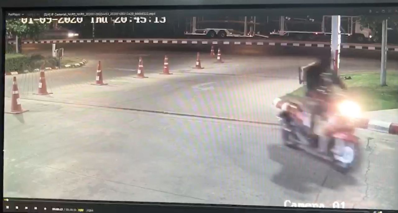 คนร้ายขับรถเข้ามาก่อเหตุ