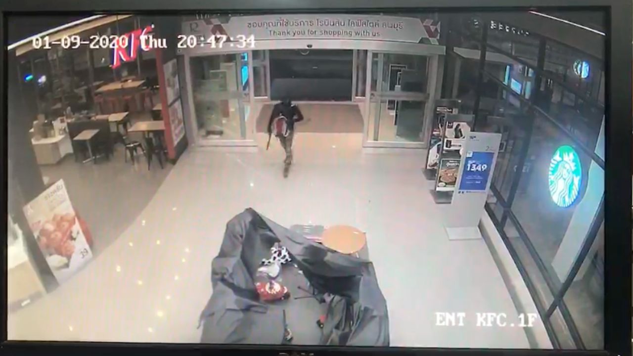 วินาทีคนร้ายเดินเข้ามาในห้างสรรพสินค้า พร้อมอาวุธปืน