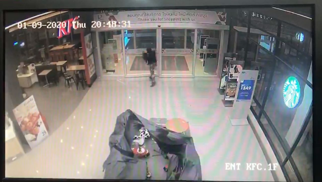 คนร้ายคิดว่าประตูไม่เปิดให้ จึงใช้ตัวกระแทกประตูเต็มแรง