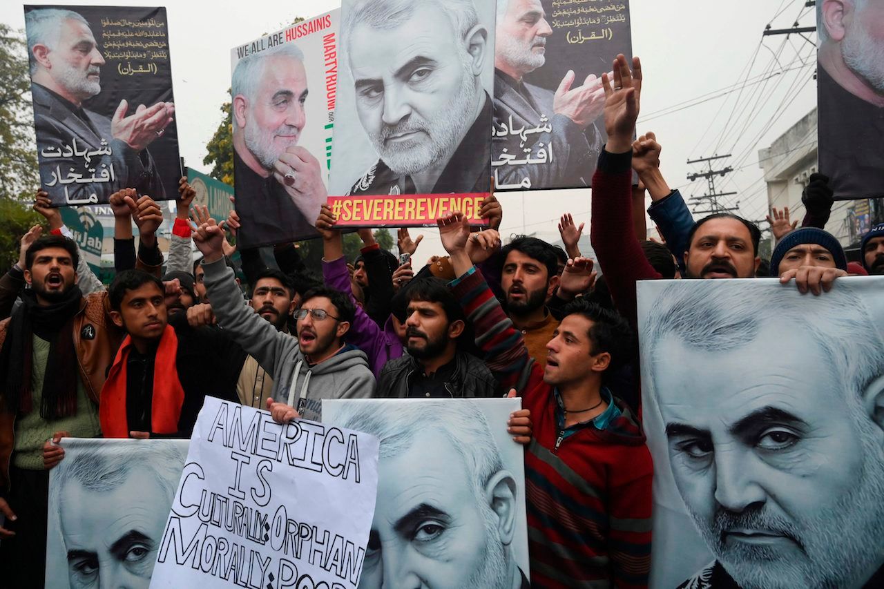 ชาวมุสลิมชีอะห์ในปากีสถาน เดินขบวนประท้วงสหรัฐฯ ที่สังหารนายพลโซไลมานี่