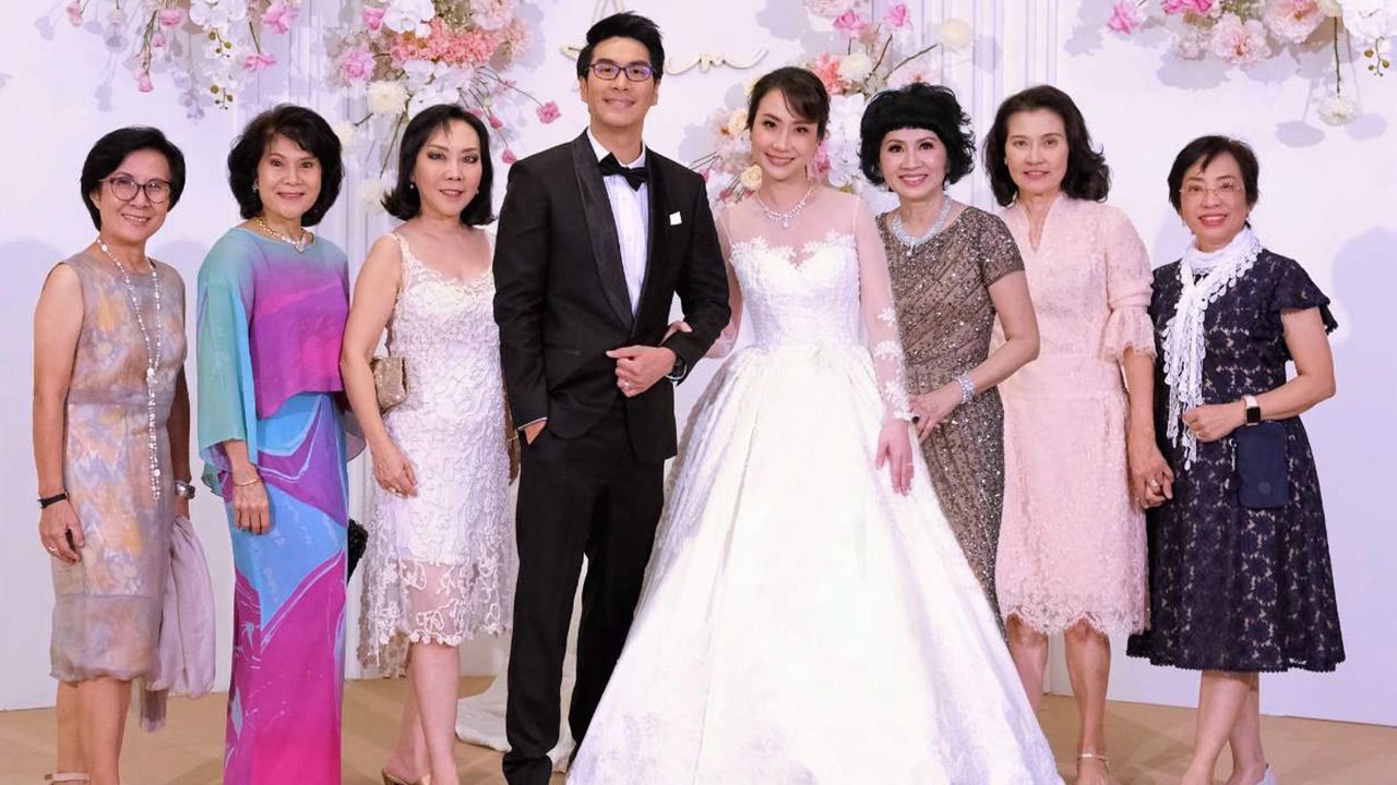 วิวาห์ชื่นมื่น - รุจิตร สุธนะเสรีพร, โสรัจส์ ศิริเกียรติสูง, ธาริณี นามศิริชัย, วไล จงบุญประเสริฐ และ เลาจนา เพชรคุ้มพล มาร่วมอวยพรในงานวิวาห์ระหว่าง ดร.จิดาภา กัมพลกัญจนา กับ อภิลักษมณ์ หุวะนันทน์ บุตร ศิริกุล โอภาสวงศ์ ที่โรงแรมดิ แอทธินี ค่ำวันก่อน.