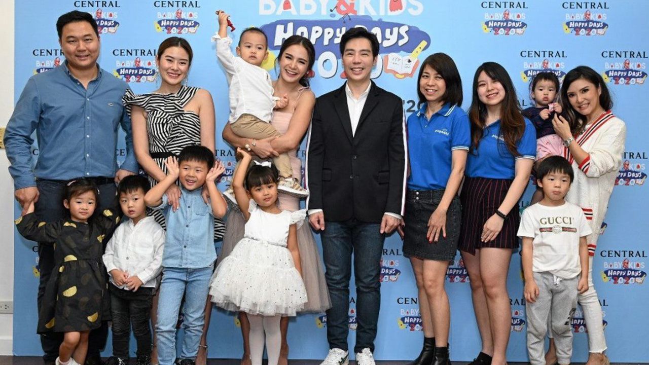 วันเด็ก : ฌาน ชานนท์ ผู้อำนวยการอาวุโสฝ่ายประชาสัมพันธ์ บ.สรรพสินค้าเซ็นทรัล จำกัด ในเครือกลุ่มเซ็นทรัลรีเทล จัดงาน “เซ็นทรัล เบบี้ แอนด์ คิดส์ แฮปปี้ เดย์ส 2020” มี กระแต-ศุภักษร เรืองสมบูรณ์ ควงมากับลูกสาว น้องเจ้าขา และลูกชาย น้องเจ้าคุณ ร่วมงาน ที่เซ็นทรัล วันก่อน.