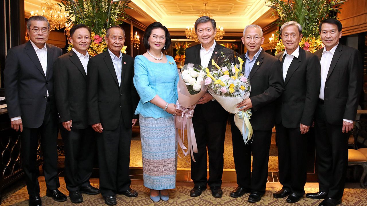 ภูมิใจ ดร.สมศักดิ์-คุณหญิงปัทมา ลีสวัสดิ์ตระกูล จัดงานเลี้ยงแสดงความยินดีแก่ ศ.นพ.ปิยะสกล สกลสัตยาทร นายกสภามหาวิทยาลัยมหิดล โดยมี ศ.นพ.อุดม คชินทร, ศ.นพ.เสรี ตู้จินดา และ พล.ต.อ.นพ.จงเจตน์ อาวเจนพงษ์ มาร่วมงานด้วย ที่ รร.แมนดาริน โอเรียนเต็ล วันก่อน.