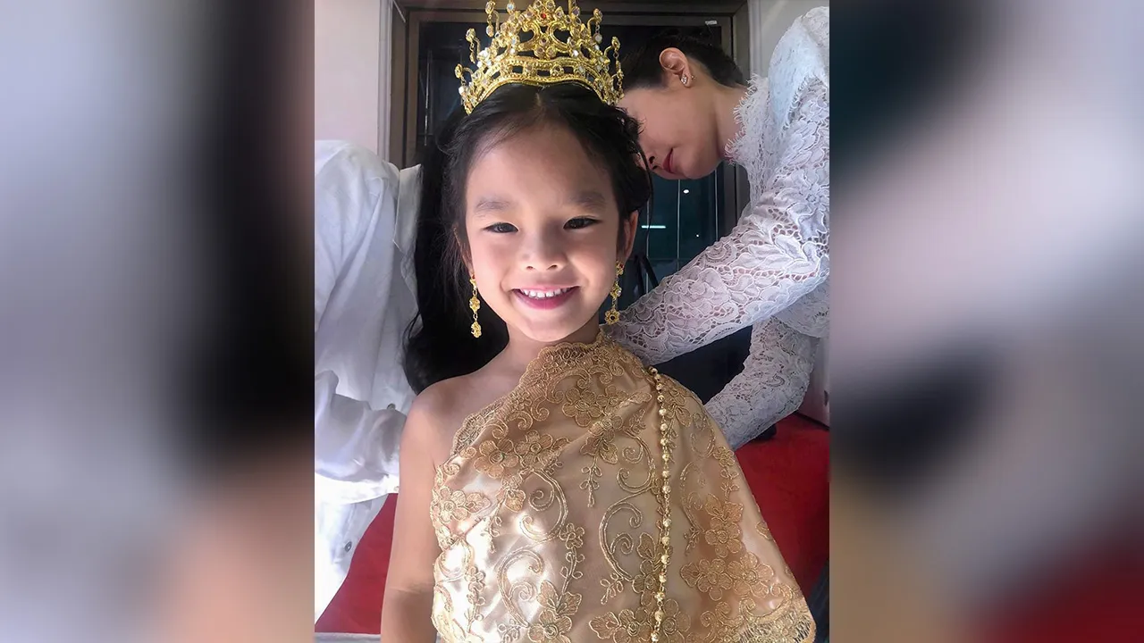 หลังจากคุณตา-คุณยายพาไปดูโขนรามเกียรติ์ น้องปีใหม่ ก็ค้นพบตัวเองบอก แอฟ-ทักษอร ธีมวันเกิดของหนูปีนี้ขอเป็น “สีทอง” หนูอยากเป็น “นางสีดา” ค่ะ...เอ้า คุณแม่เลยจัดเต็มให้.